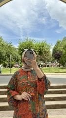 Turuncu desenli viskon elbise